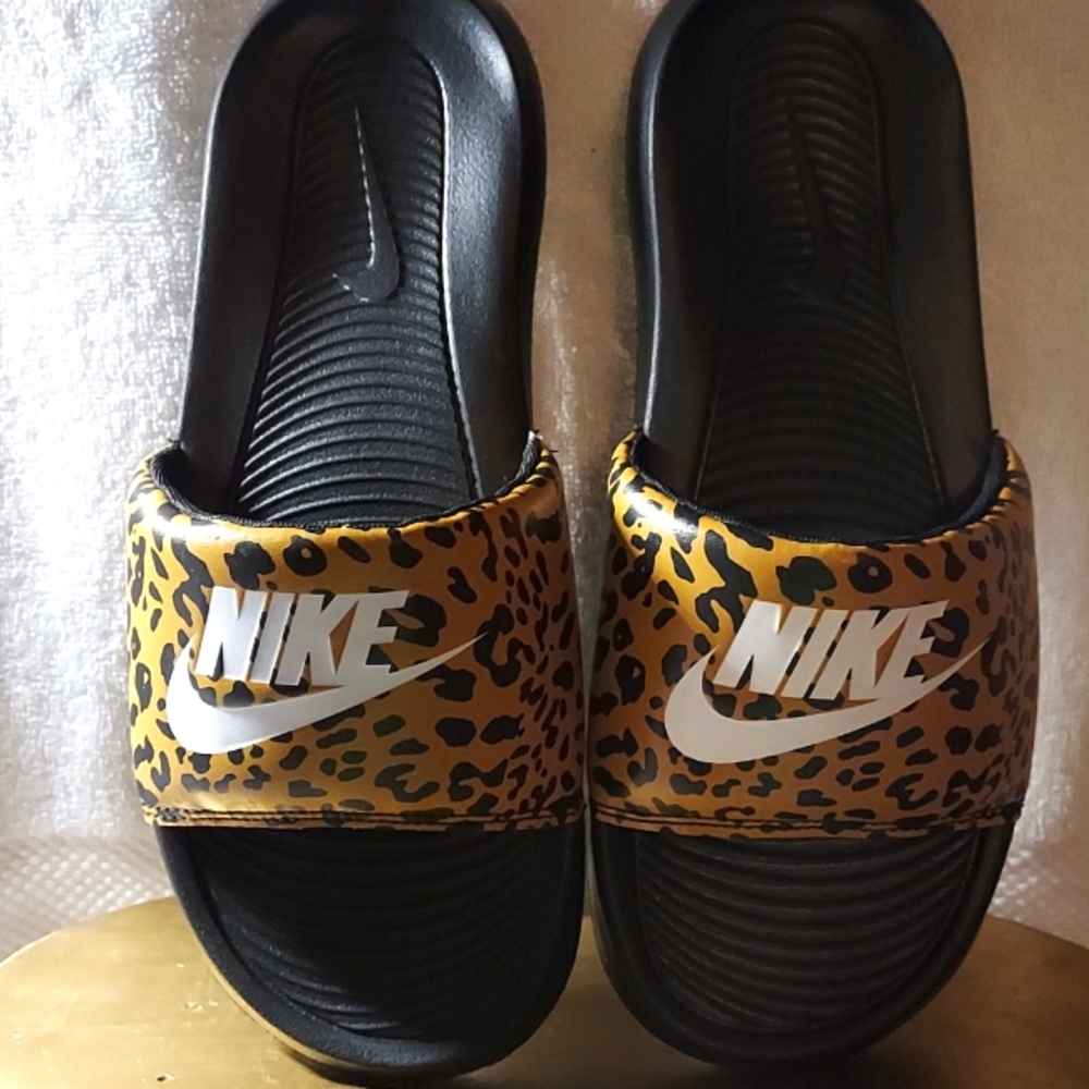 A brand new pair of woman's Nike Sandals